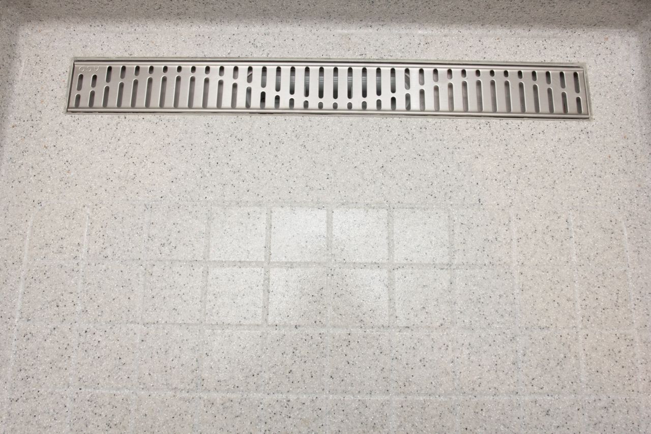 Floor with drains